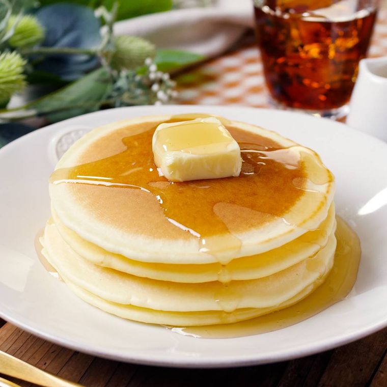 白い丸皿に盛り付けた米粉と豆乳のパンケーキ