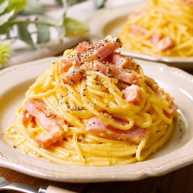 ベージュの洋食器に盛り付けた豆乳カルボナーラ