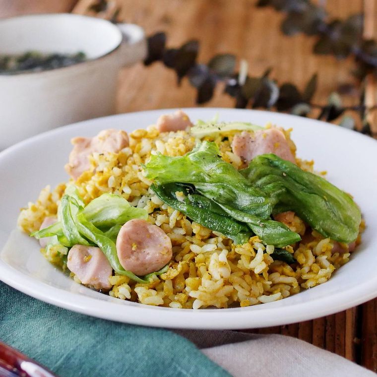 白い皿に入った魚肉ソーセージとレタスのカレーマヨチャーハン