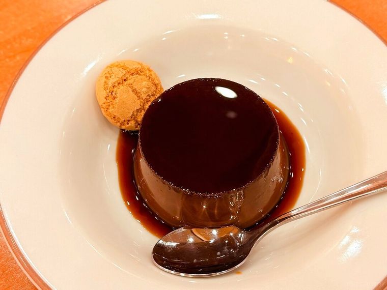 スプーンが添えられたボネが置かれている様子