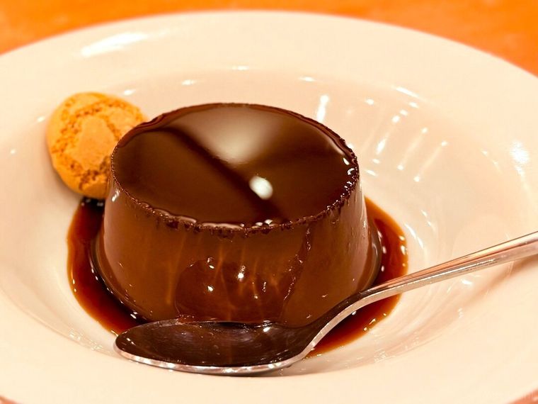 ボネがテーブルに置かれている様子