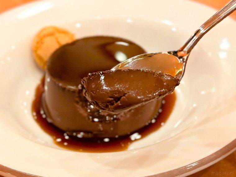 ボネをスプーンですくっている様子