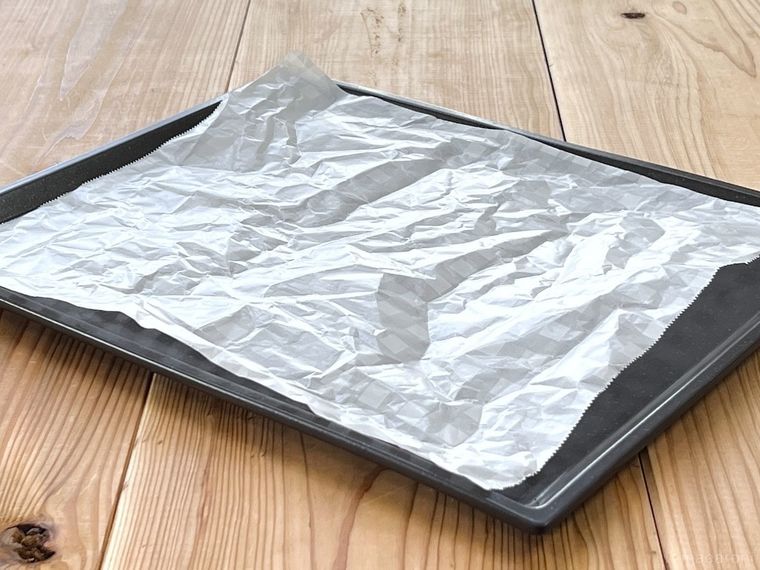 オーブンの天板にクッキングシートを敷いた様子