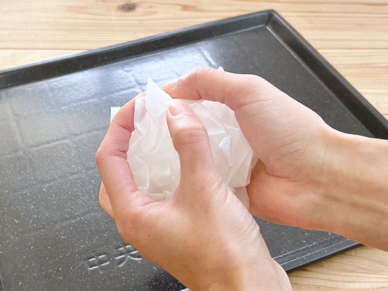 クッキングシートをくしゃくしゃにしている様子