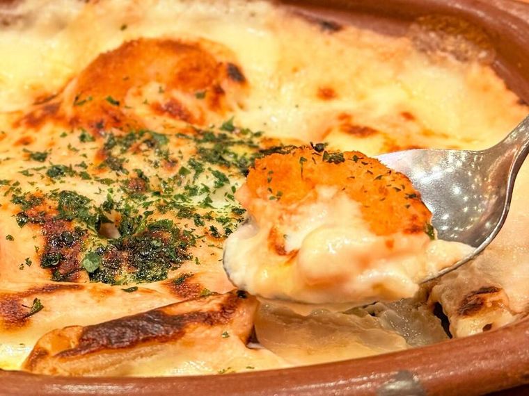 ポップコーンシュリンプとタラコのクリームグラタンをすくっている様子