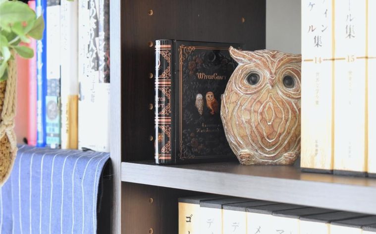 本棚に並べたチョコレート缶