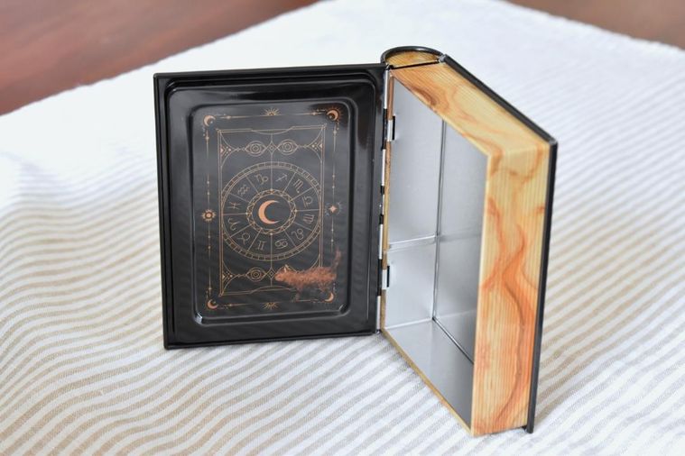 チョコレート缶のフタの裏