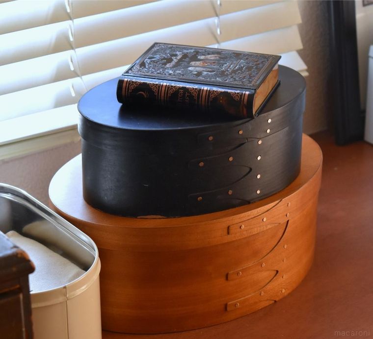 ボックスの上に重ねたチョコレート缶