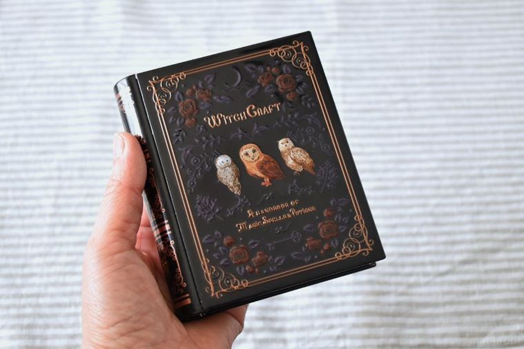 手に持ったチョコレート缶