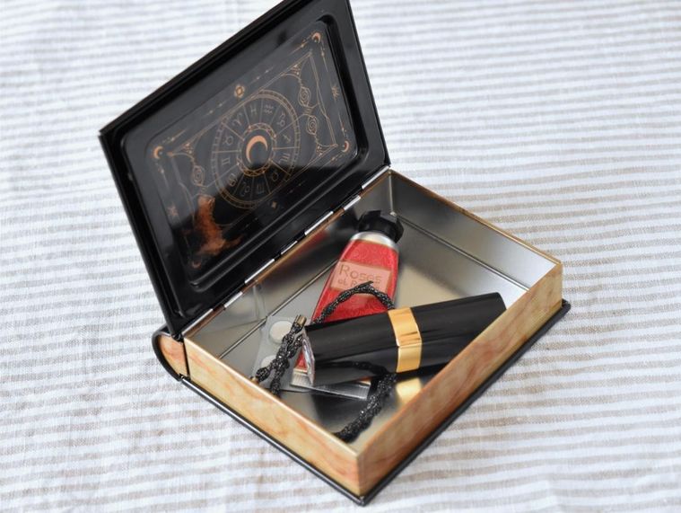 小物を入れたチョコレート缶