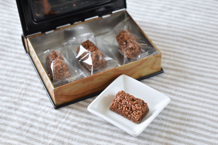 缶に中に入っているチョコレート4個