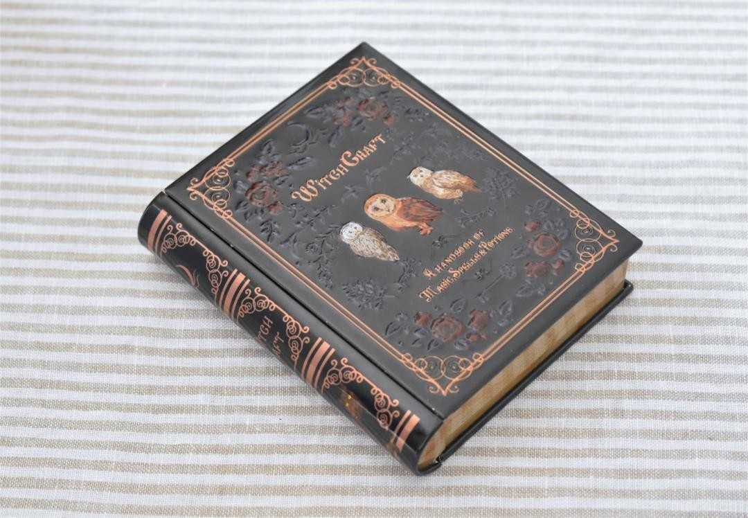 販売終了品❤︎新品❤︎カルディ❤︎魔法辞書缶❤︎4種セット カルディさんの魔法辞書缶コレクションに、仲間が増えました