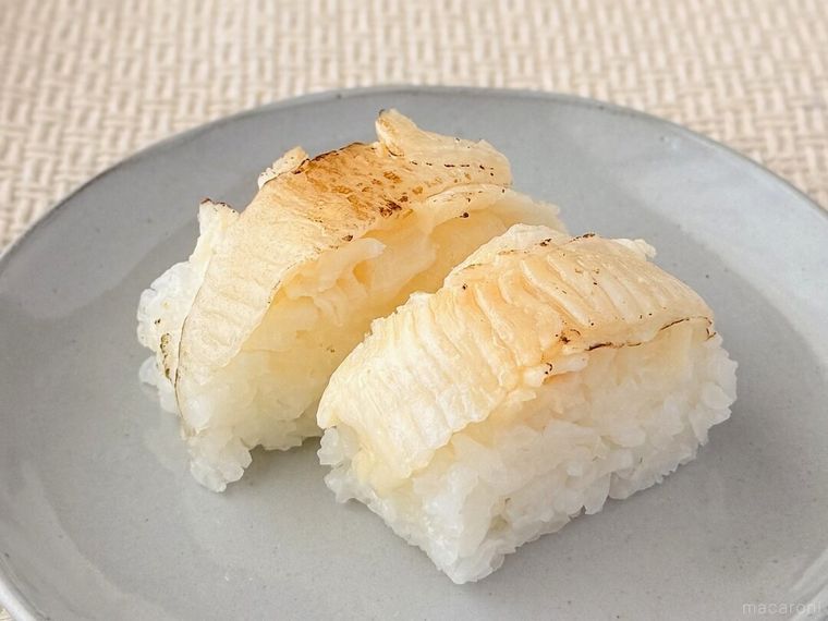 お皿に盛りつけられた成城石井自家製 えんがわたっぷり炙り押し寿司
