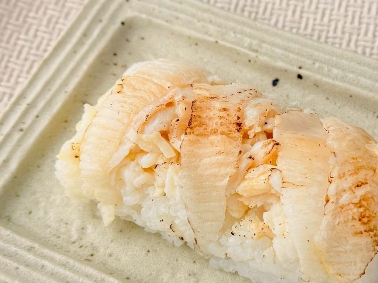 白皿にのった成城石井自家製 えんがわたっぷり炙り押し寿司