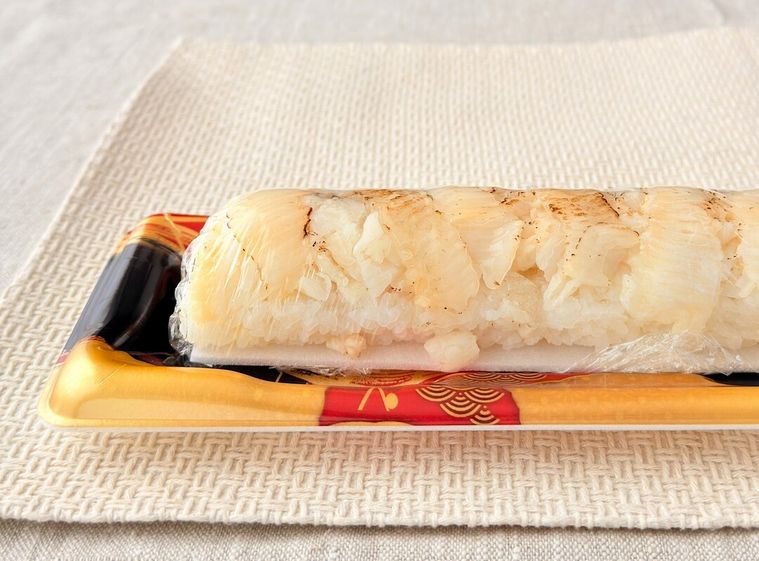 成城石井自家製 えんがわたっぷり炙り押し寿司の蓋を開けた様子