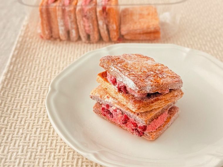 白皿にのった成城石井自家製 発酵バターパイのクリームサンド 3種のミックスベリー