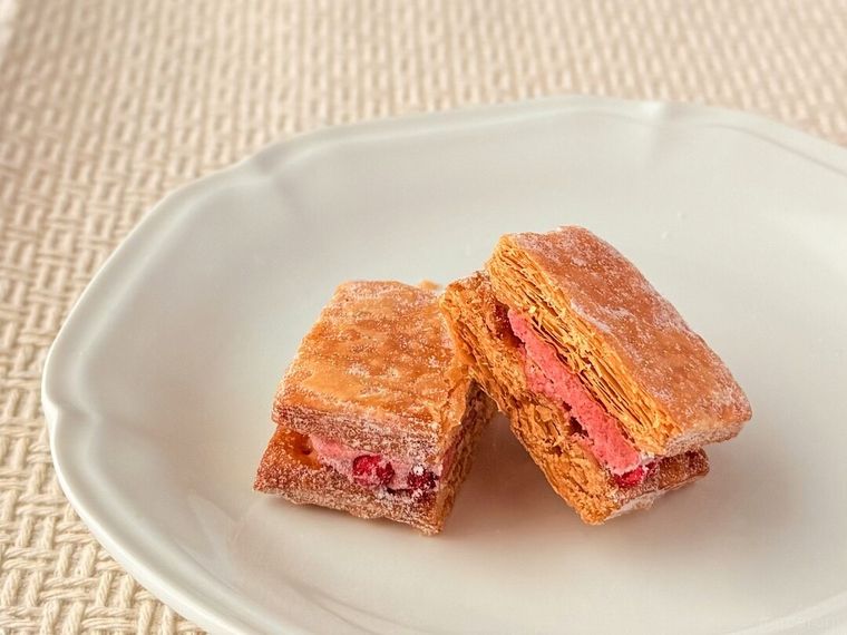 成城石井自家製 発酵バターパイのクリームサンド 3種のミックスベリーの断面