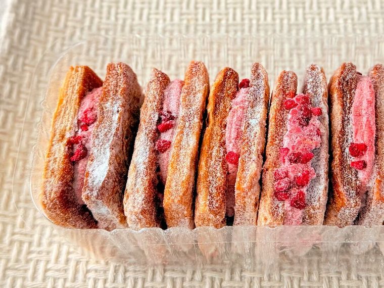 粉砂糖がふりかけられた成城石井自家製 発酵バターパイのクリームサンド 3種のミックスベリー 7個