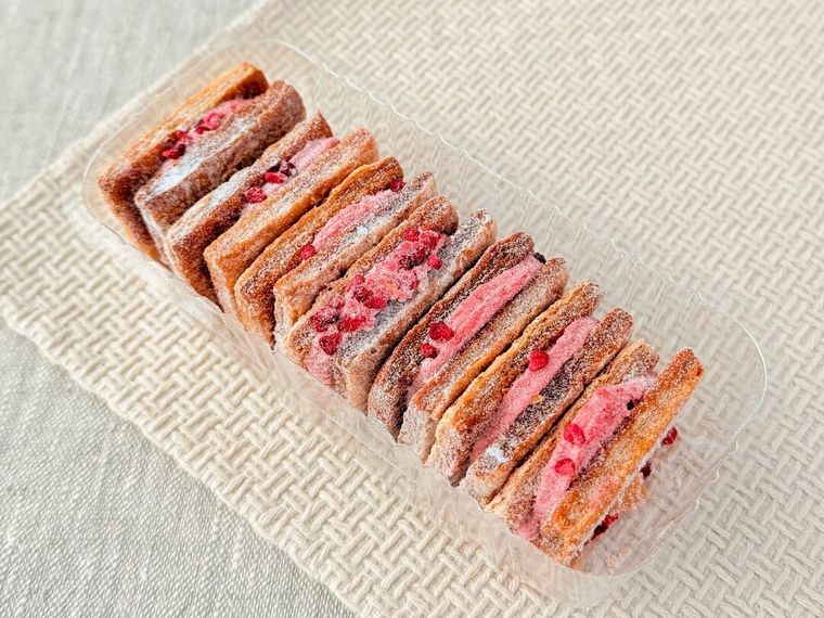 袋から取り出した成城石井自家製 発酵バターパイのクリームサンド 3種のミックスベリー 7個