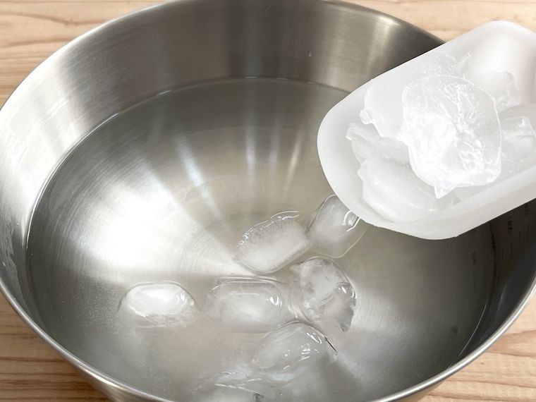 食塩水に氷を入れている様子