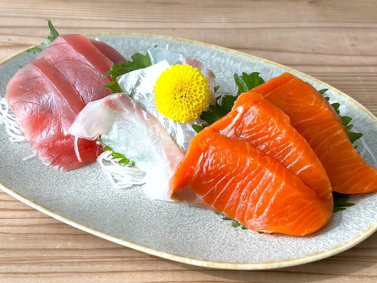 皿に盛られた刺身