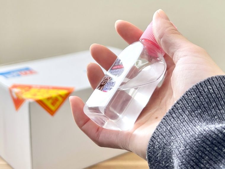 アルコールジェルを手で持っている様子