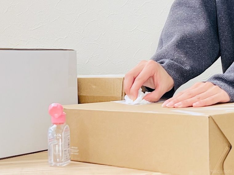 郵便物の宛名シールをティッシュでこすっている様子