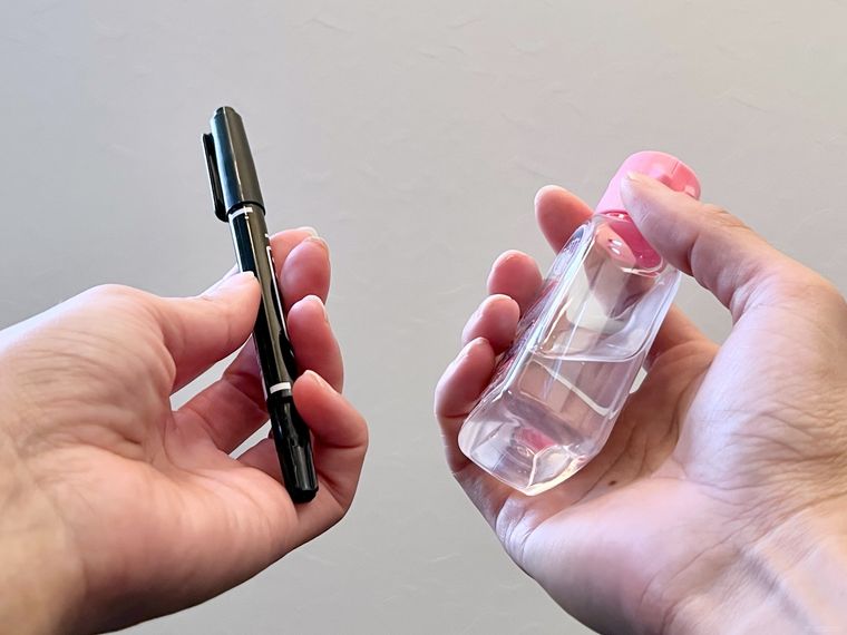 マジックとアルコールジェルを手で持っている様子