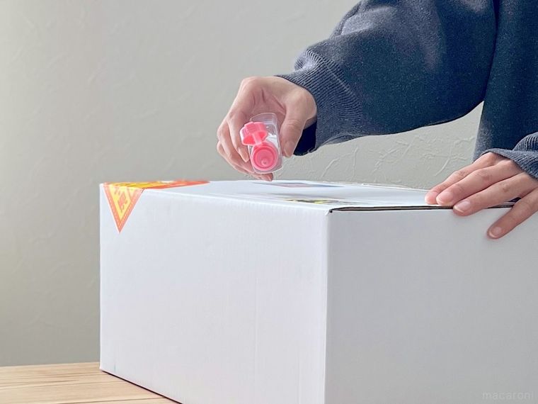 郵便物にアルコールジェルをかけている様子