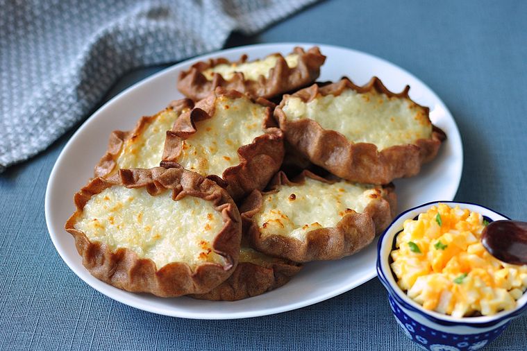 白い楕円形の皿に盛り付けられたカルヤランピーラッカ