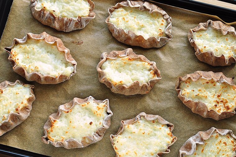 オーブンで焼き上げたカルヤランピーラッカ