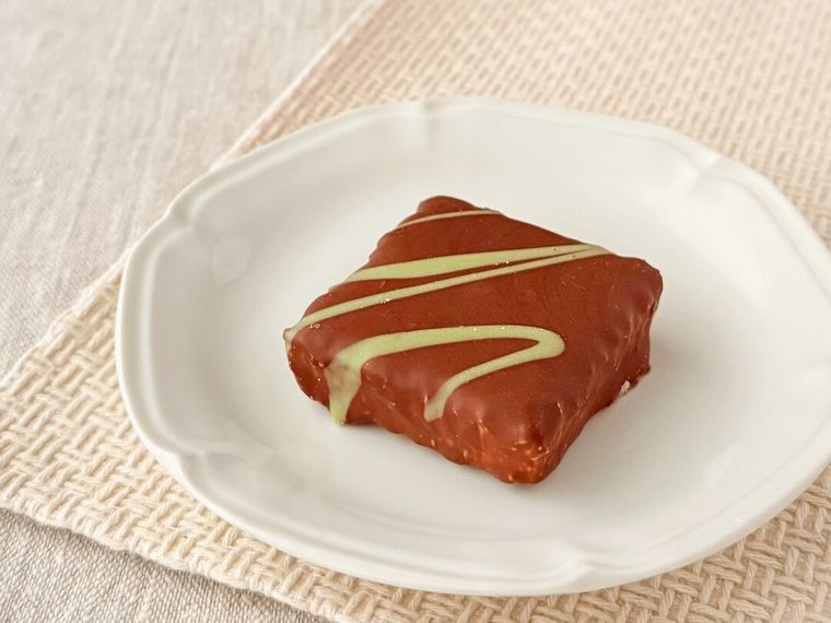 白皿にのったドバイスタイルチョコカダイフ入り