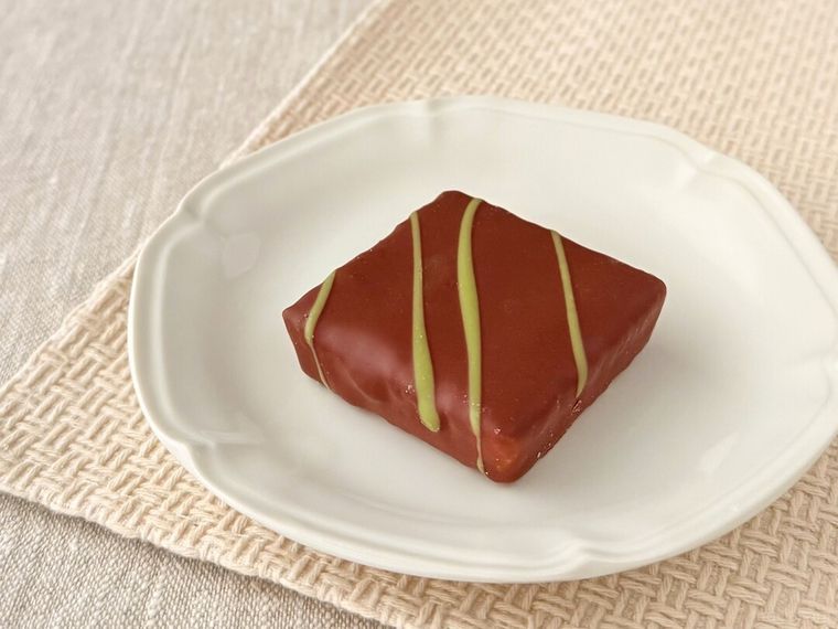 白皿にのったドバイスタイルチョコ