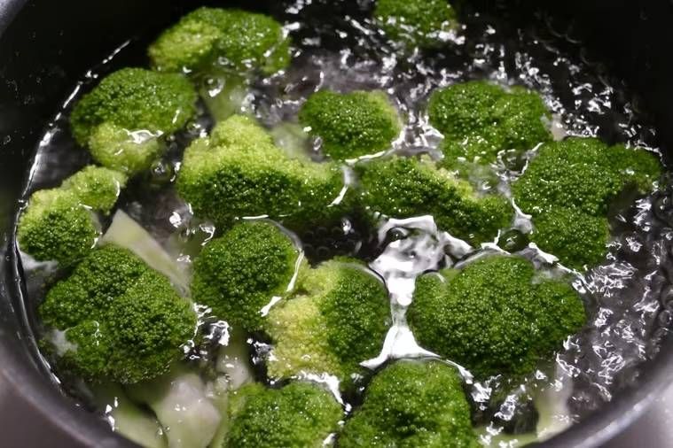 ブロッコリーをゆでている様子
