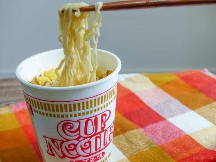 カップヌードルの麺を持ち上げている様子