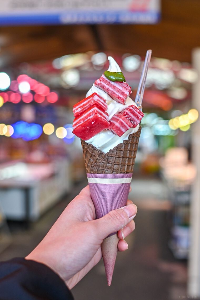 マグロソフトを持っているところ