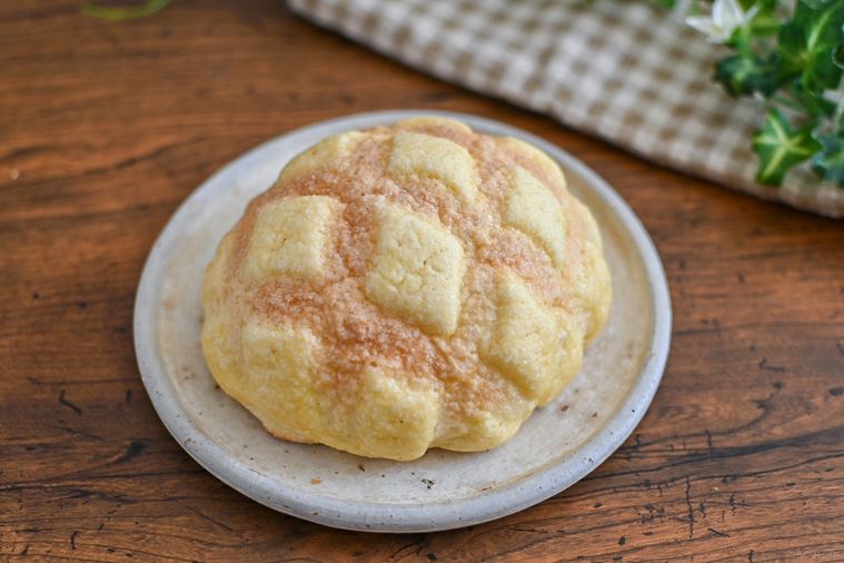 お皿にのったメロンパン