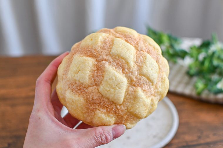 メロンパンを持っているところ