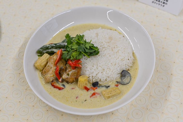 お皿に盛ったグリーンカレー