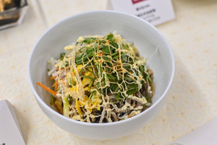 お皿に盛ったそばひじき