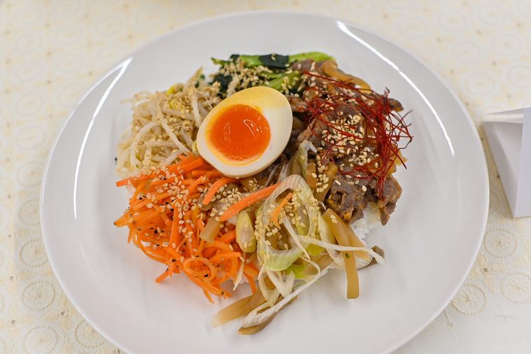 お皿に盛ったビビンバ丼