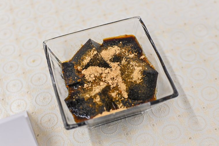 お皿に盛った黒糖わらび餅