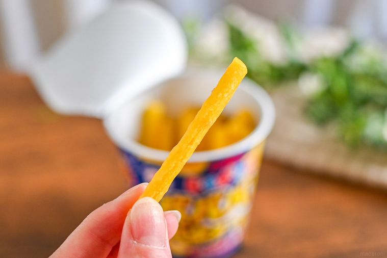 お菓子を持っているところ