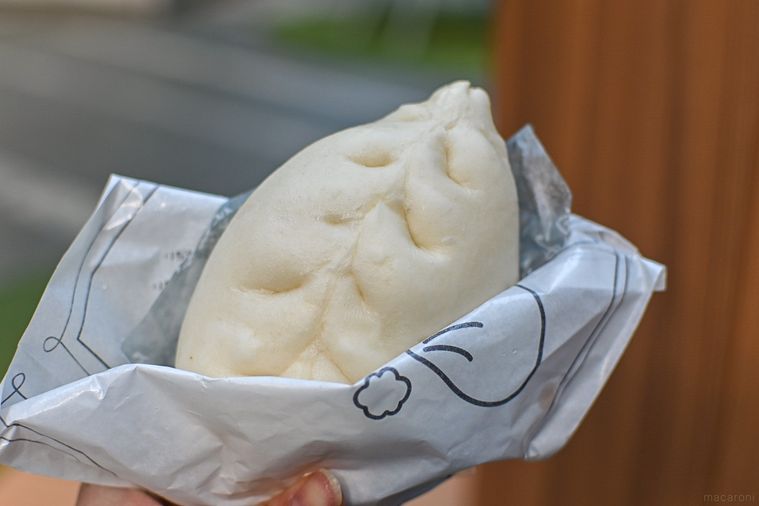 中華まんを持っているところ