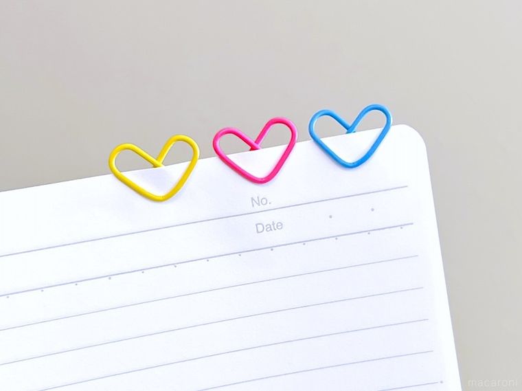 ハート型のクリップをルーズリーフに留めた様子