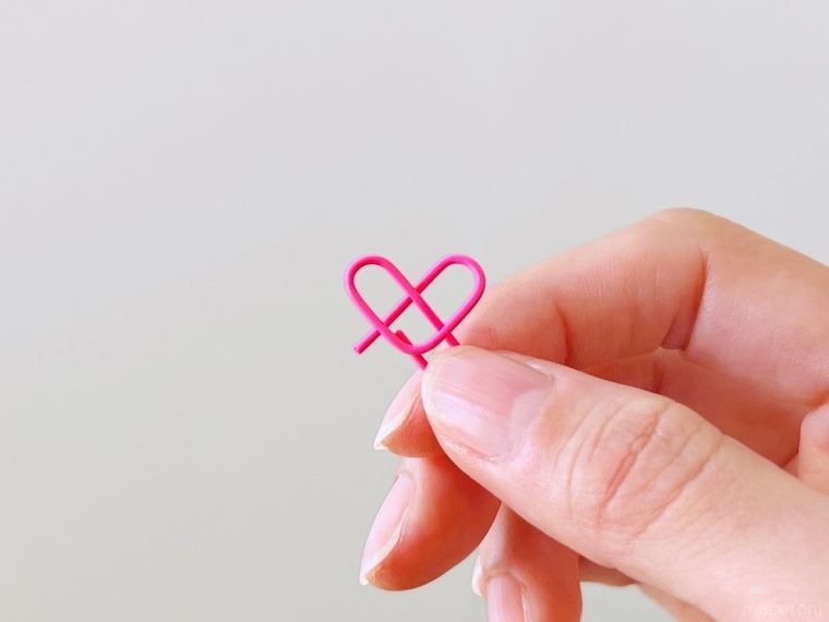 ハート型のクリップを手で持っている様子