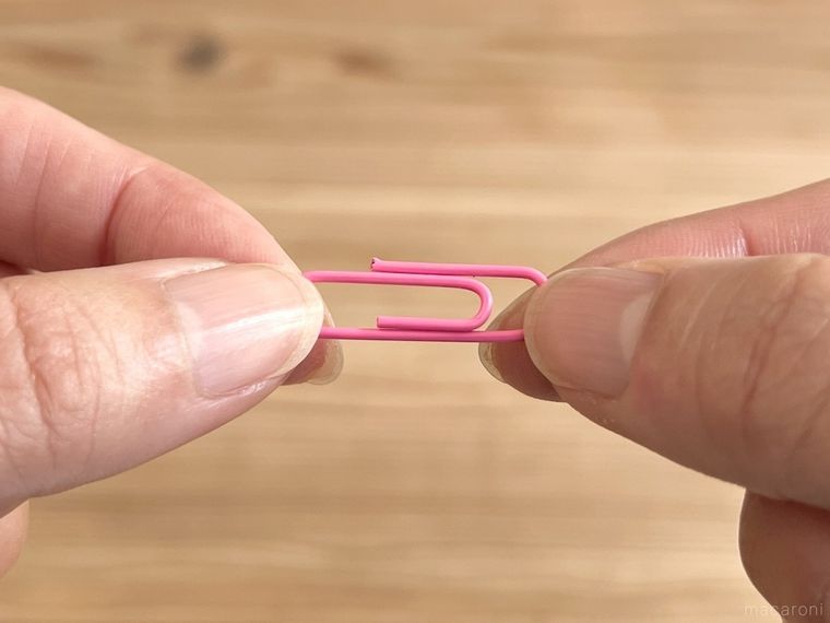クリップを両手で持っている様子