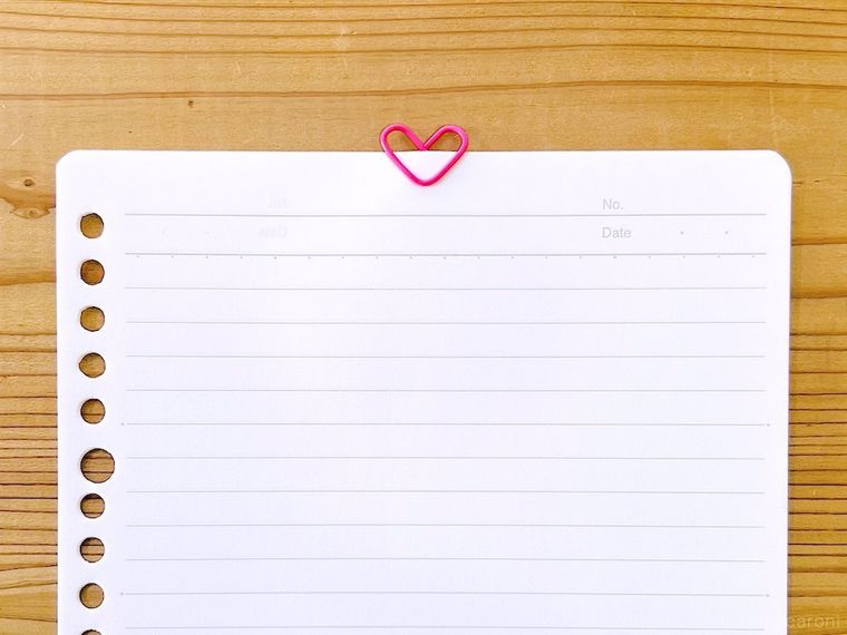 ハート型のクリップをルーズリーフに留めた様子