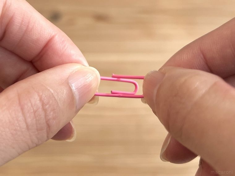 クリップを折っている様子