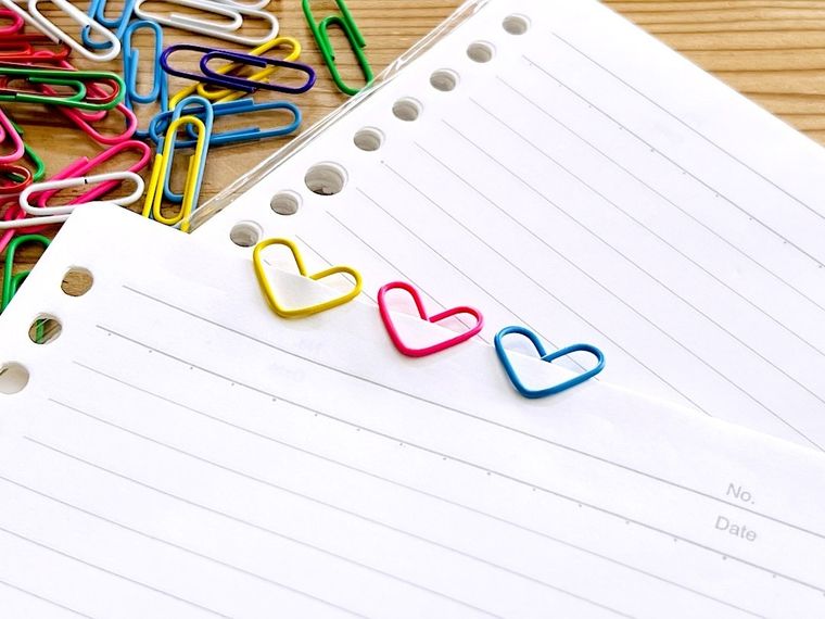 ハート型のクリップをルーズリーフに留めた様子